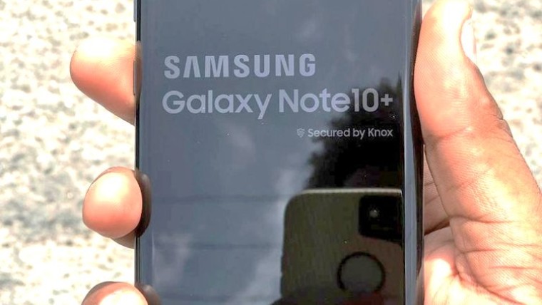 تسرب يظهر من المفترض سامسونج Galaxy Note  10+ و 2019 iPhone XR
