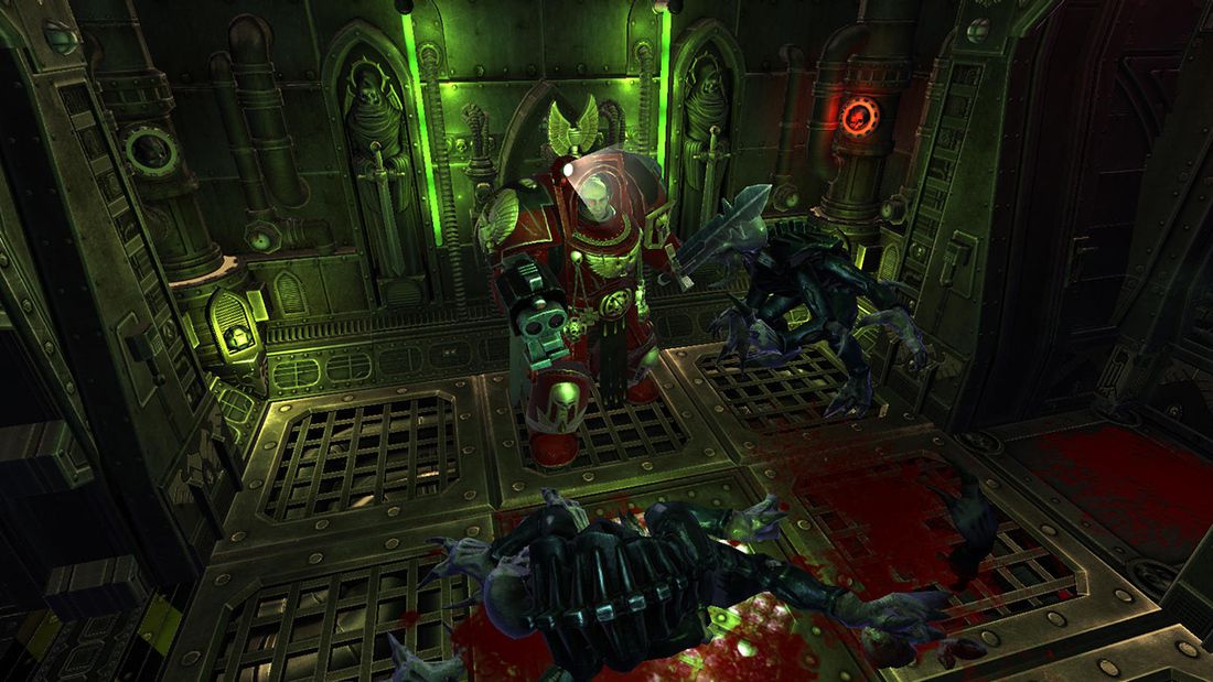 يواجه قائد فرقة فاصل ملائكة الدم حفنة من الطاغيات في أروقة الهيكل الفضائي في تكتيكات Space Hulk. يتم رفع سيفه ، وجسم غريب يقع على الأرض أمامه.