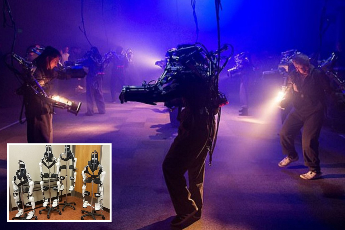 "بدلة روبوت" زاحف حيث يتم التحكم في أجساد الراقصين من قبل "هياكل خارجية"