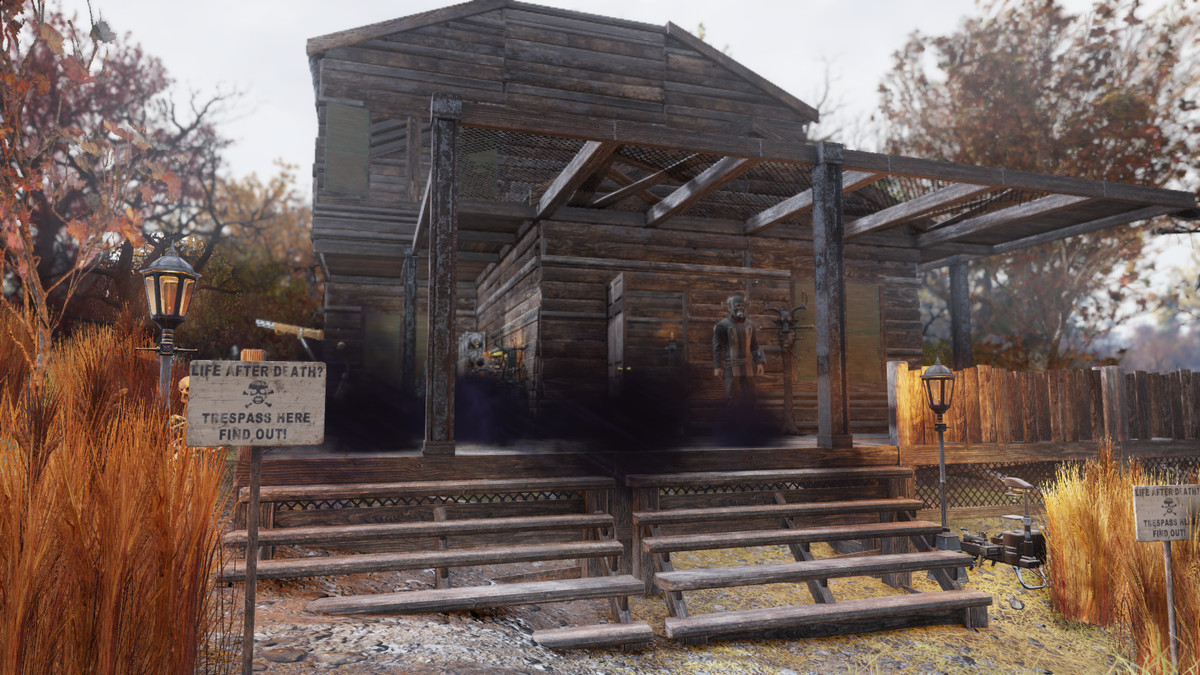 السقوط 76 - معسكر CAMP للاعب ، يعرض مقصورة متهدمة بجوار علامة تقول "الحياة بعد الموت؟ التعدي هنا ، اكتشف! "