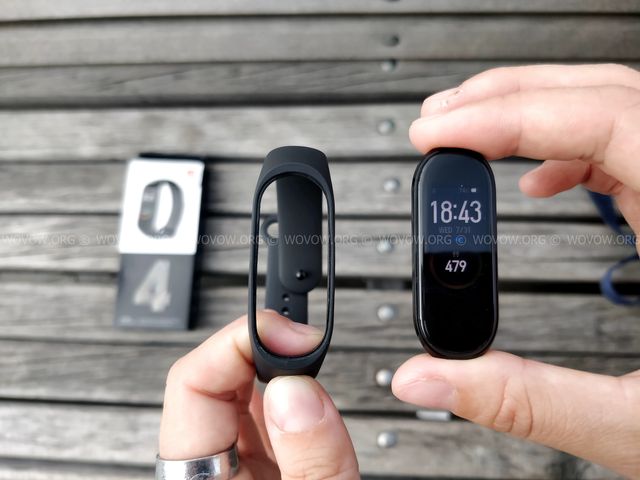 Xiaomi Mi Band 4 REVIEW & Unboxing: Must-Have Gadget في 2019! "width =" 640 "height =" 480 "srcset =" // www.wovow.org/wp-content/uploads/2019/08/xiaomi-mi -band-4-review-unboxing-2019-wovow.org-12.jpg 640w، //www.wovow.org/wp-content/uploads/2019/08/xiaomi-mi-band-4-review-unboxing- 2019-wovow.org-12-560x420.jpg 560w ، http://www.wovow.org/wp-content/uploads/2019/08/xiaomi-mi-band-4-review-unboxing-2019-wovow.org-12 -80x60.jpg 80w ، //www.wovow.org/wp-content/uploads/2019/08/xiaomi-mi-band-4-review-unboxing-2019-wovow.org-12-100x75.jpg 100w، / /www.wovow.org/wp-content/uploads/2019/08/xiaomi-mi-band-4-review-unboxing-2019-wovow.org-12-180x135.jpg 180w، //www.wovow.org/ wp-content / uploads / 2019/08 / xiaomi-mi-band-4-review-unboxing-2019-wovow.org-12-238x178.jpg 238w، //www.wovow.org/wp-content/uploads/2019 /08/xiaomi-mi-band-4-review-unboxing-2019-wovow.org-12-24x18.jpg 24w، //www.wovow.org/wp-content/uploads/2019/08/xiaomi-mi- band-4-review-unboxing-2019-wovow.org-12-36x27.jpg 36w، //www.wovow.org/wp-content /uploads/2019/08/xiaomi-mi-band-4-review-unboxing-2019-wovow.org-12-48x36.jpg 48w "sizes =" (أقصى عرض: 640 بكسل) 100 فولت ، 640 بكسل