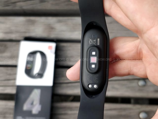 Xiaomi Mi Band 4 REVIEW & Unboxing: Must-Have Gadget في 2019! "width =" 640 "height =" 480 "srcset =" // www.wovow.org/wp-content/uploads/2019/08/xiaomi-mi -band-4-review-unboxing-2019-wovow.org-10.jpg 640w، //www.wovow.org/wp-content/uploads/2019/08/xiaomi-mi-band-4-review-unboxing- 2019-wovow.org-10-560x420.jpg 560w ، //www.wovow.org/wp-content/uploads/2019/08/xiaomi-mi-band-4-review-unboxing-2019-wovow.org-10 -80x60.jpg 80w ، //www.wovow.org/wp-content/uploads/2019/08/xiaomi-mi-band-4-review-unboxing-2019-wovow.org-10-100x75.jpg 100w، / /www.wovow.org/wp-content/uploads/2019/08/xiaomi-mi-band-4-review-unboxing-2019-wovow.org-10-180x135.jpg 180w، //www.wovow.org/ wp-content / uploads / 2019/08 / xiaomi-mi-band-4-review-unboxing-2019-wovow.org-10-238x178.jpg 238w، //www.wovow.org/wp-content/uploads/2019 /08/xiaomi-mi-band-4-review-unboxing-2019-wovow.org-10-24x18.jpg 24w، //www.wovow.org/wp-content/uploads/2019/08/xiaomi-mi- band-4-review-unboxing-2019-wovow.org-10-36x27.jpg 36w، //www.wovow.org/wp-content /uploads/2019/08/xiaomi-mi-band-4-review-unboxing-2019-wovow.org-10-48x36.jpg 48w "sizes =" (أقصى عرض: 640 بكسل) 100 فولت ، 640 بكسل