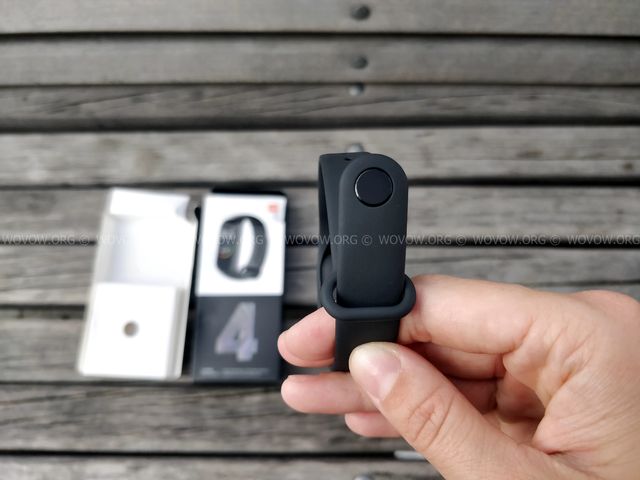 Xiaomi Mi Band 4 REVIEW & Unboxing: Must-Have Gadget في 2019! "width =" 640 "height =" 480 "srcset =" // www.wovow.org/wp-content/uploads/2019/08/xiaomi-mi -band-4-review-unboxing-2019-wovow.org-09.jpg 640w، //www.wovow.org/wp-content/uploads/2019/08/xiaomi-mi-band-4-review-unboxing- 2019-wovow.org-09-560x420.jpg 560w ، //www.wovow.org/wp-content/uploads/2019/08/xiaomi-mi-band-4-review-unboxing-2019-wovow.org-09 -80x60.jpg 80w ، //www.wovow.org/wp-content/uploads/2019/08/xiaomi-mi-band-4-review-unboxing-2019-wovow.org-09-100x75.jpg 100w، / /www.wovow.org/wp-content/uploads/2019/08/xiaomi-mi-band-4-review-unboxing-2019-wovow.org-09-180x135.jpg 180w، //www.wovow.org/ wp-content / uploads / 2019/08 / xiaomi-mi-band-4-review-unboxing-2019-wovow.org-09-238x178.jpg 238w، //www.wovow.org/wp-content/uploads/2019 /08/xiaomi-mi-band-4-review-unboxing-2019-wovow.org-09-24x18.jpg 24w، //www.wovow.org/wp-content/uploads/2019/08/xiaomi-mi- band-4-review-unboxing-2019-wovow.org-09-36x27.jpg 36w، //www.wovow.org/wp-content / التنزيلات 2019/08/xiaomi-mi-band-4-review-unboxing-2019-wovow.org-09-48x36.jpg 48w "sizes =" (أقصى عرض: 640 بكسل) 100 فولت ، 640 بكسل