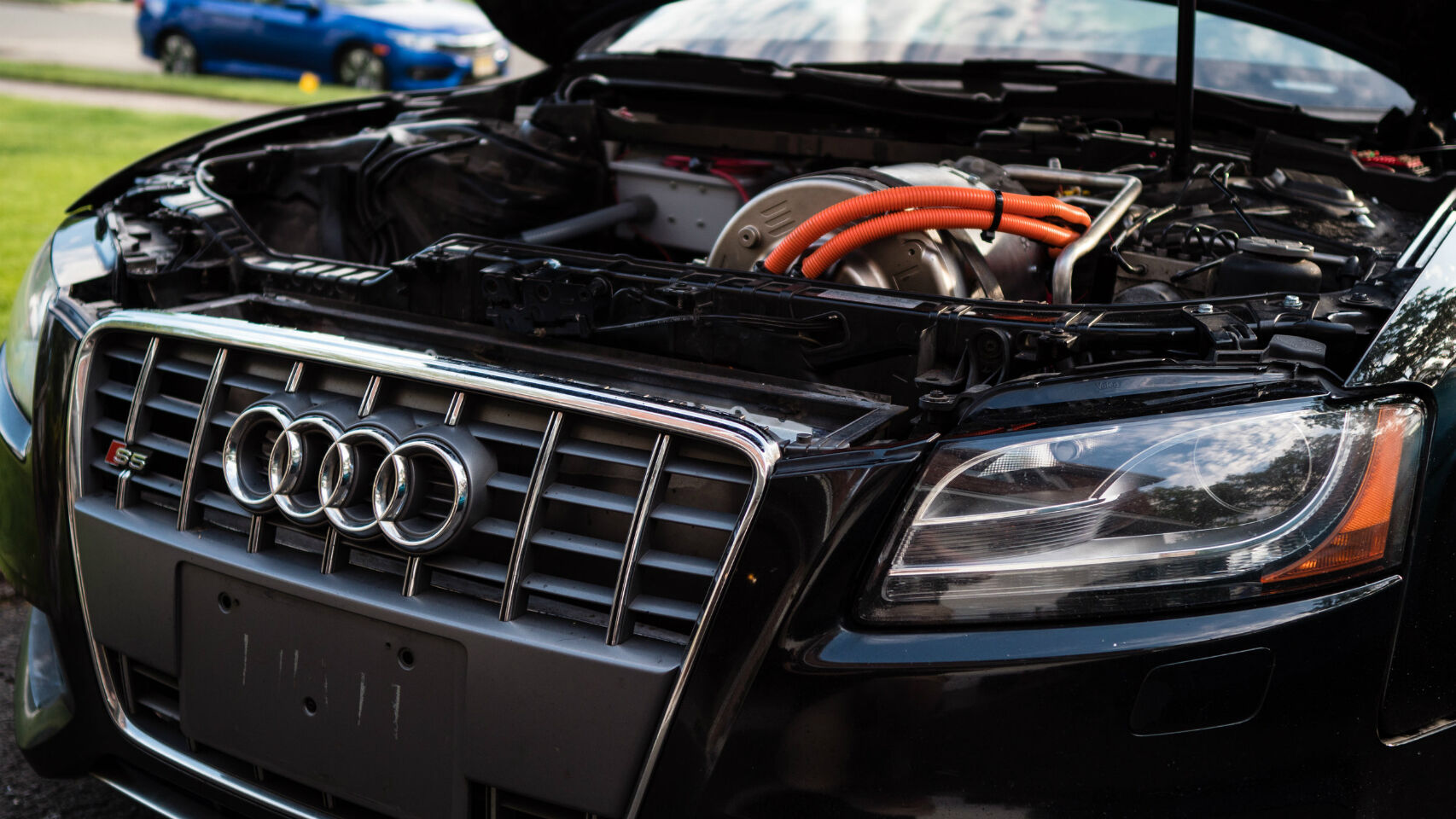 سيارة Audi S5 بمحرك كهربائي وبطاريات طراز Tesla Model S