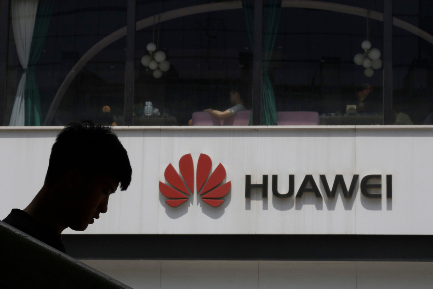 أفادت التقارير أن موظفي شركة Huawei قد ساعدوا الحكومات الأفريقية في التجسس على المعارضة