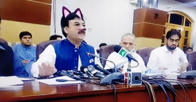 وهكذا تم ترك سياسي باكستاني مع مرشح القط الذي انزلق إليه Facebook لايف