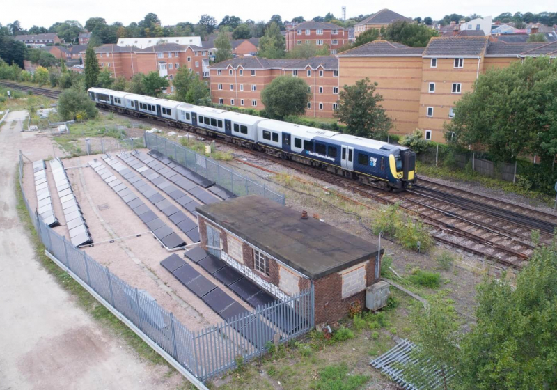 خط السكك الحديدية الذي يعمل بالطاقة الشمسية "الأول في العالم" يعمل في المملكة المتحدة