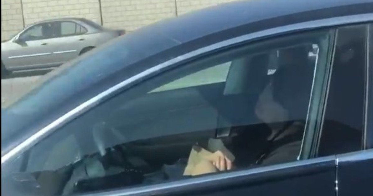 فيديو: قاموا بتسجيل رجل نائم في تسلا أثناء القيادة بسرعة عالية - 08/27/2019