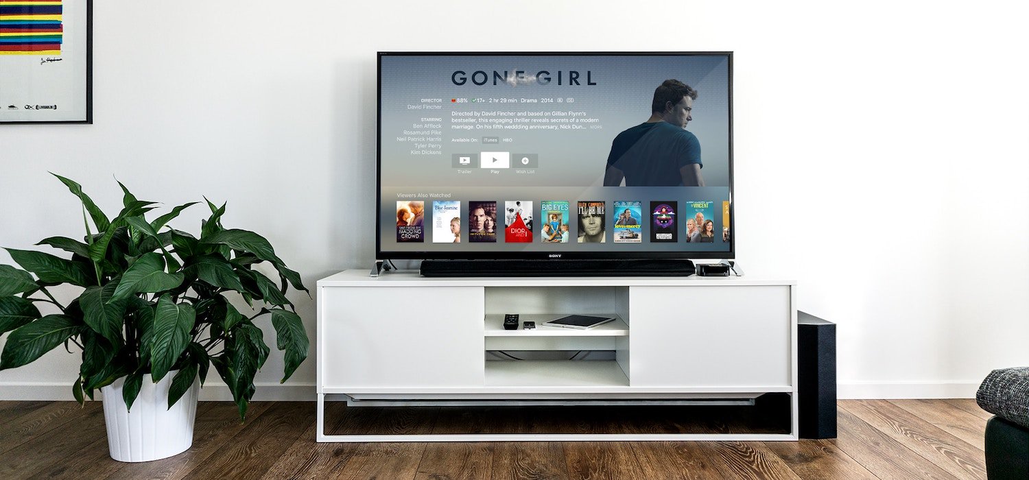 7 إكسسوارات غرفة المعيشة لليالي التي ترغب في مشاهدة Binge-Watch Netflix