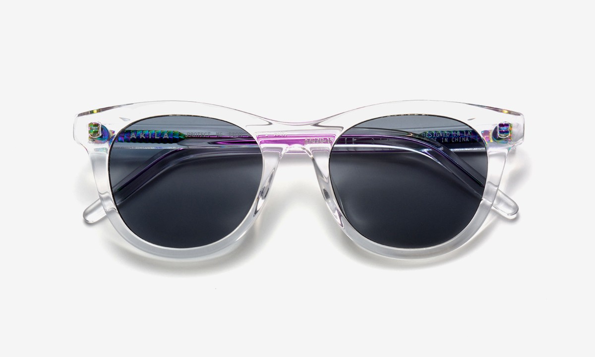 AKILA يضع تدور قزحي الألوان جديد على النظارات الشمسية الاستوديو