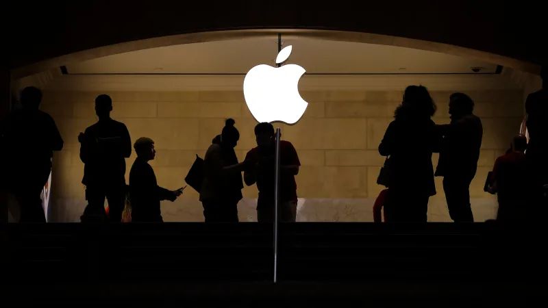 Apple يقاضي شركة لبيعها نسخ غير مشروعة من iOS