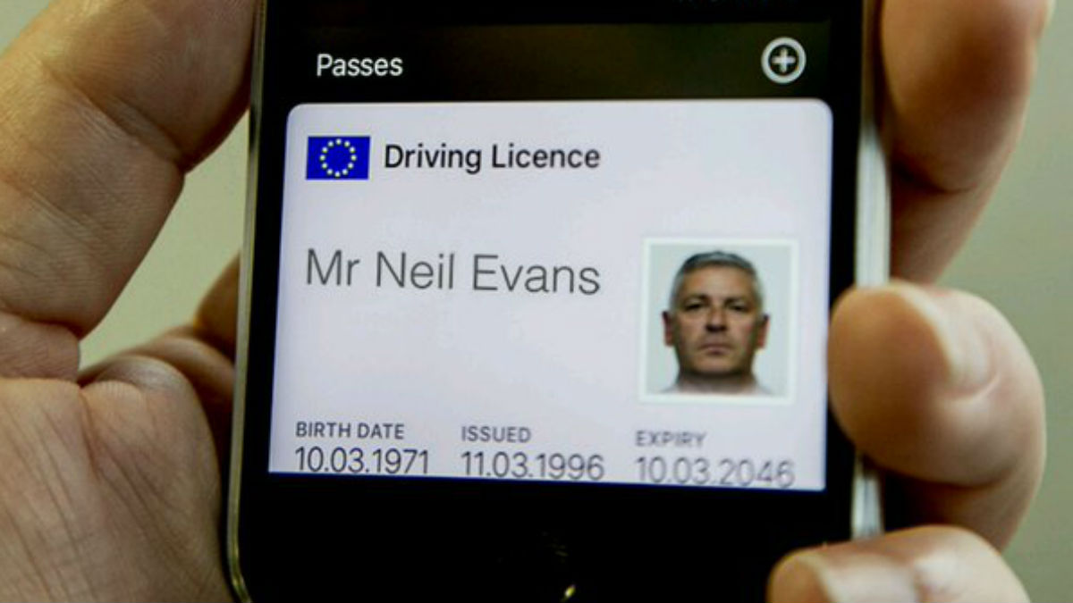 DVLA تكشف عن خطط للحصول على رخصة قيادة للهواتف الذكية