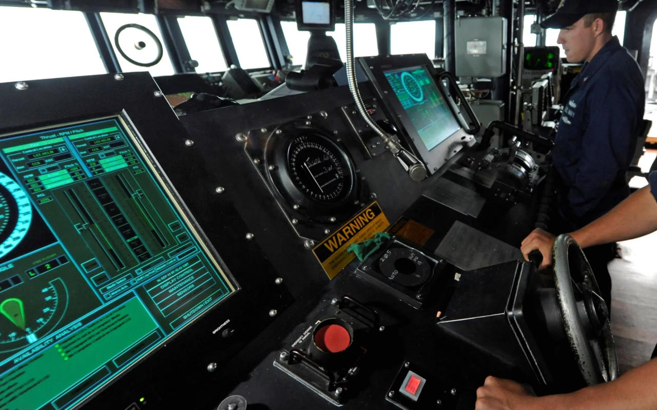 البحرية الأمريكية للابتعاد عن شاشات اللمس على السفن الحربية