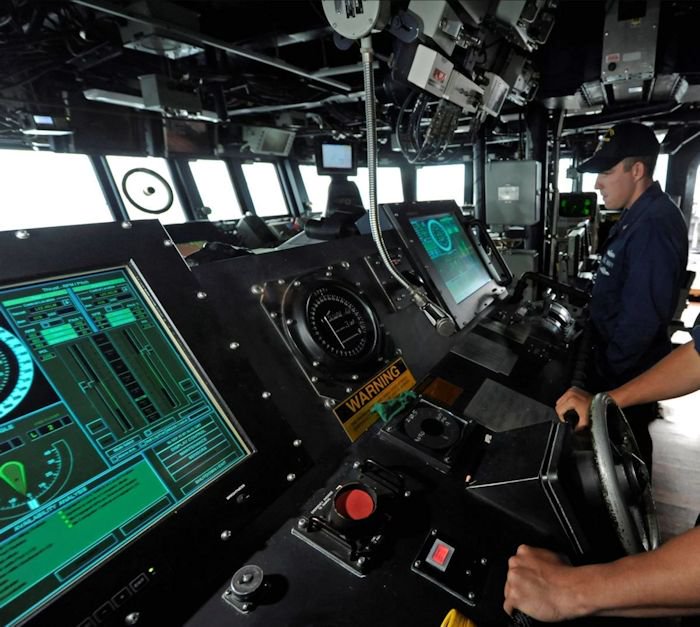 البحرية الامريكية للتخلي عن التحكم في الشاشة التي تعمل باللمس بعد الحادث