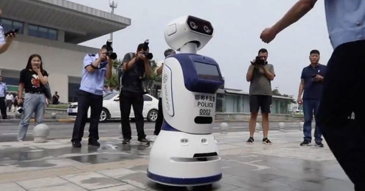الروبوتات تقوم بدوريات في شوارع الصين