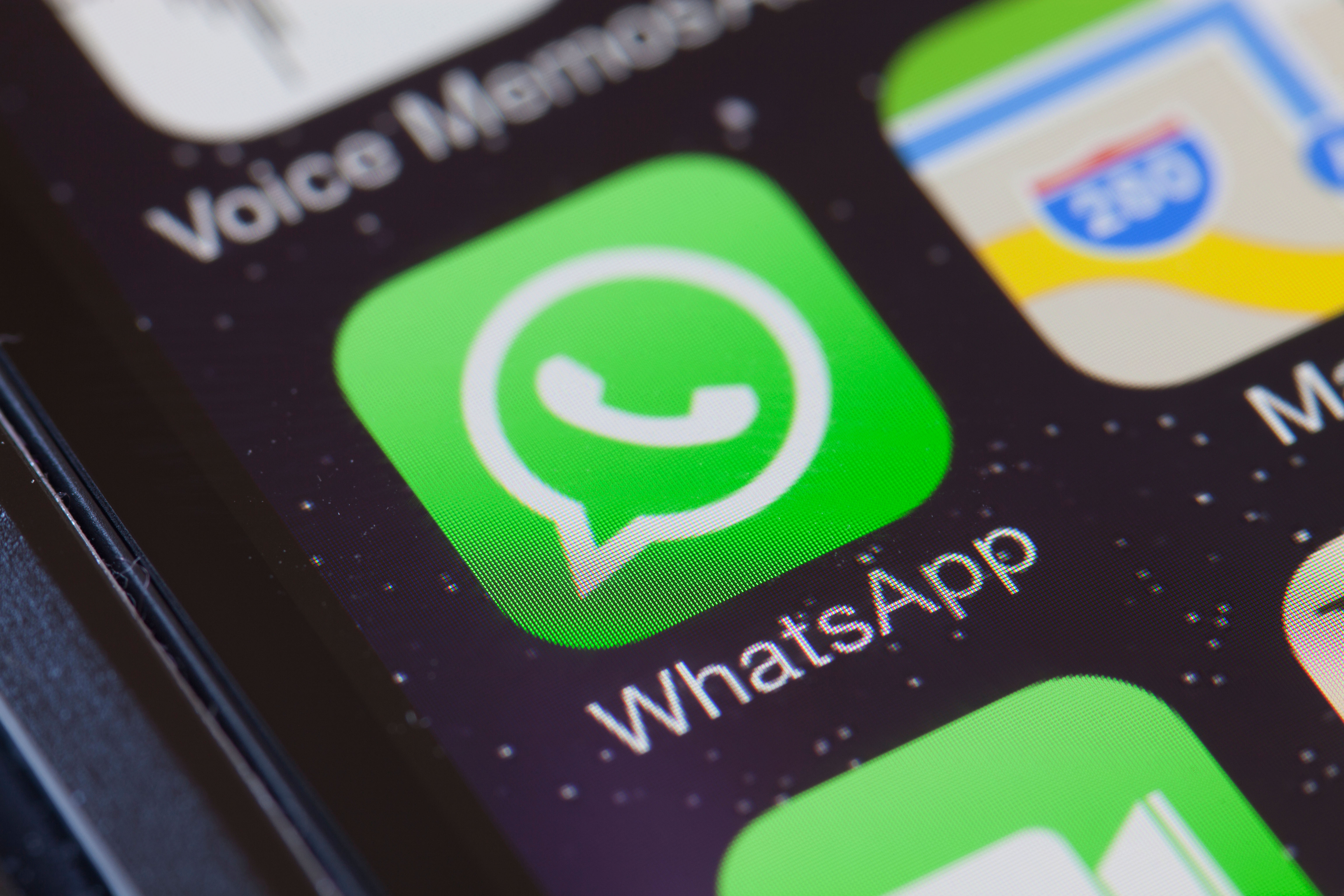   يتيح لك WhatsApp Pay إرسال رسائل نصية إلى زملائك