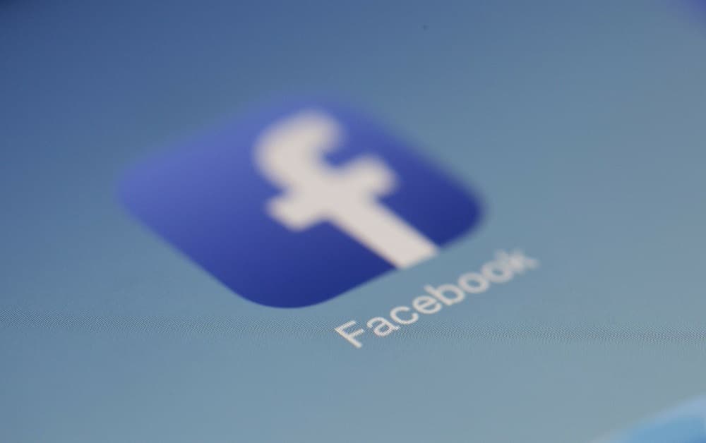 كيفية تغيير لغة Facebook ورسول إلى الإسبانية على الهاتف المحمول