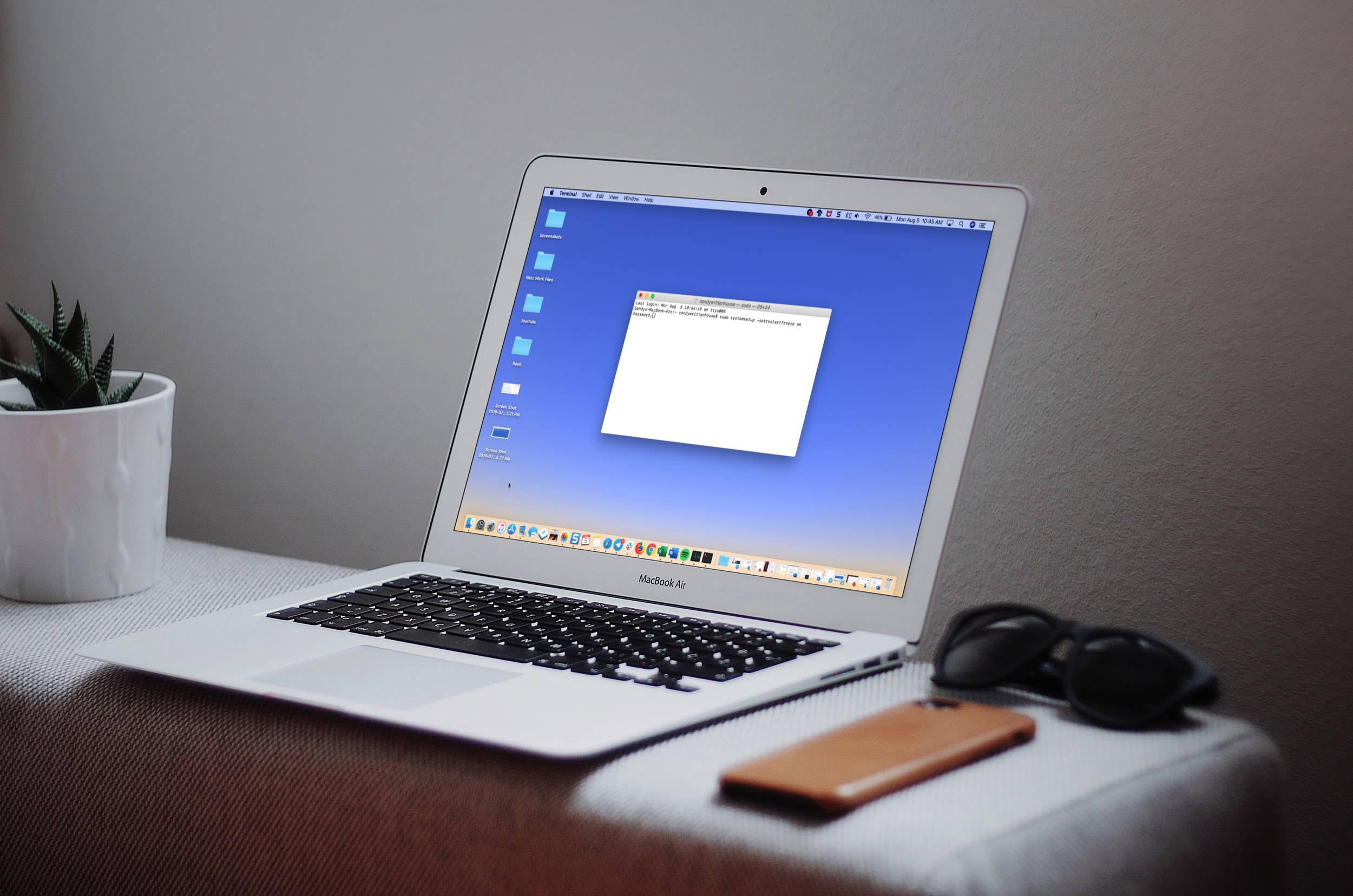 شاشة MacBook مع الأوامر الطرفية