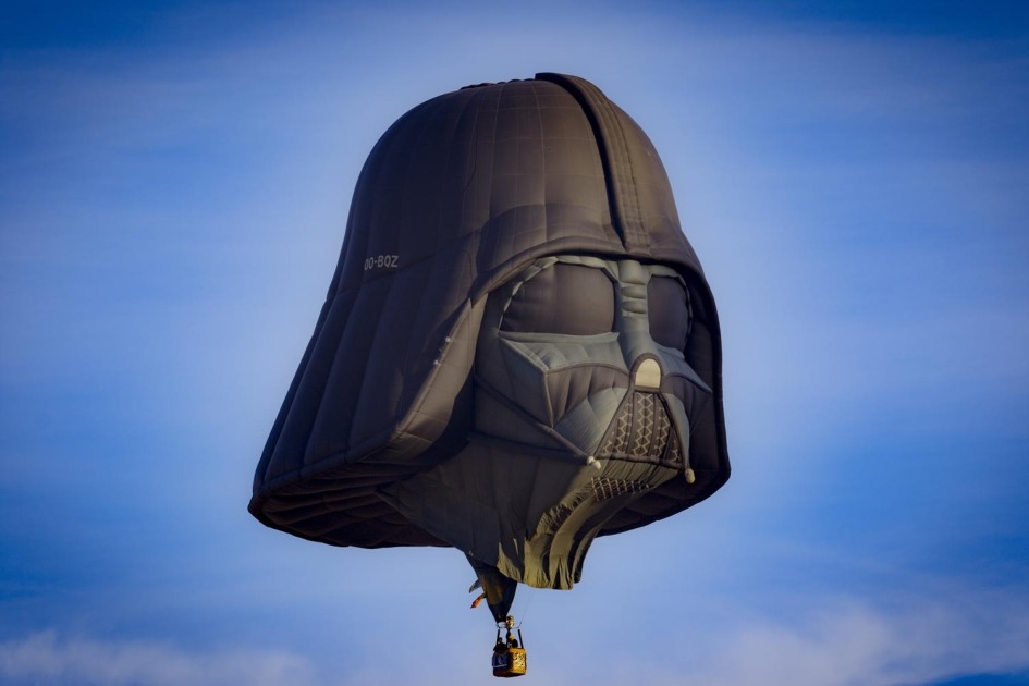 منطاد الهواء الساخن لـ Darth Vader "يغزو" الهواء في إنجلترا