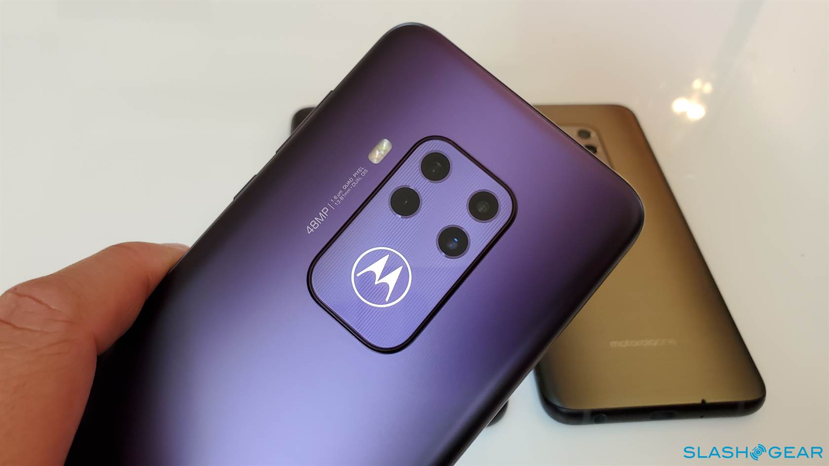 نظرة عامة على Motorola One Zoom: 48 ميجابكسل Android على الميزانية