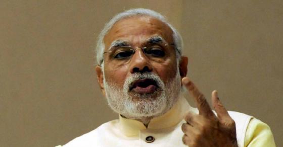 يشيد Twitterti بلحظة PM Modi العاطفية مع رئيس ISRO