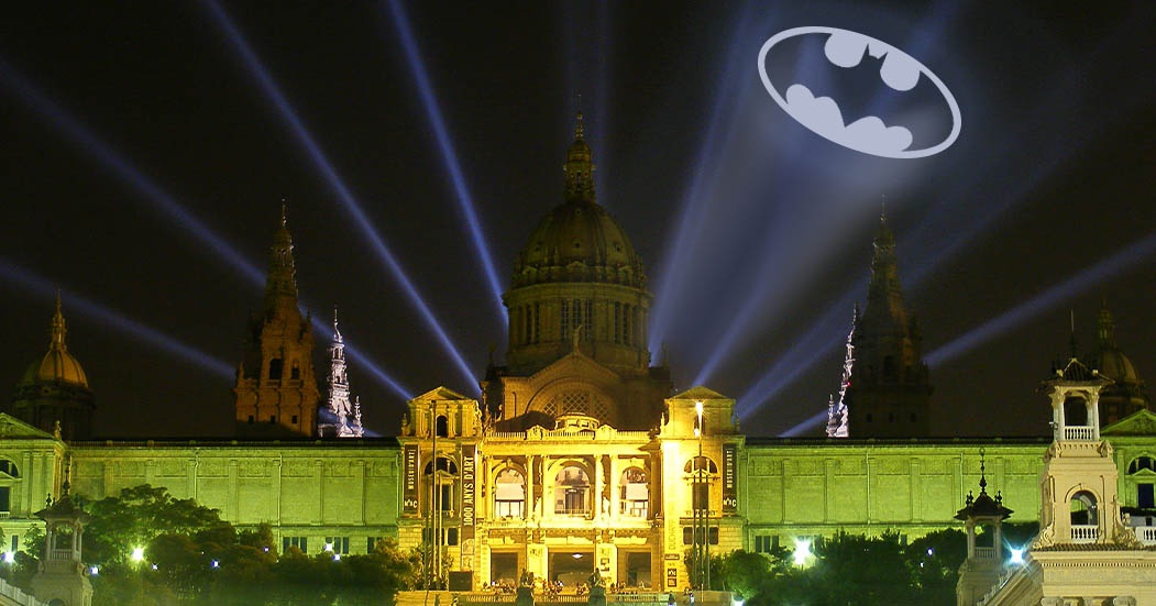 ستقوم ثماني مدن في العالم بعرض إشارة Bat-Signal في السماء للاحتفال بالذكرى الثمانين لتأسيس Batman (وإحدى هذه المدن هي الإسبانية!)