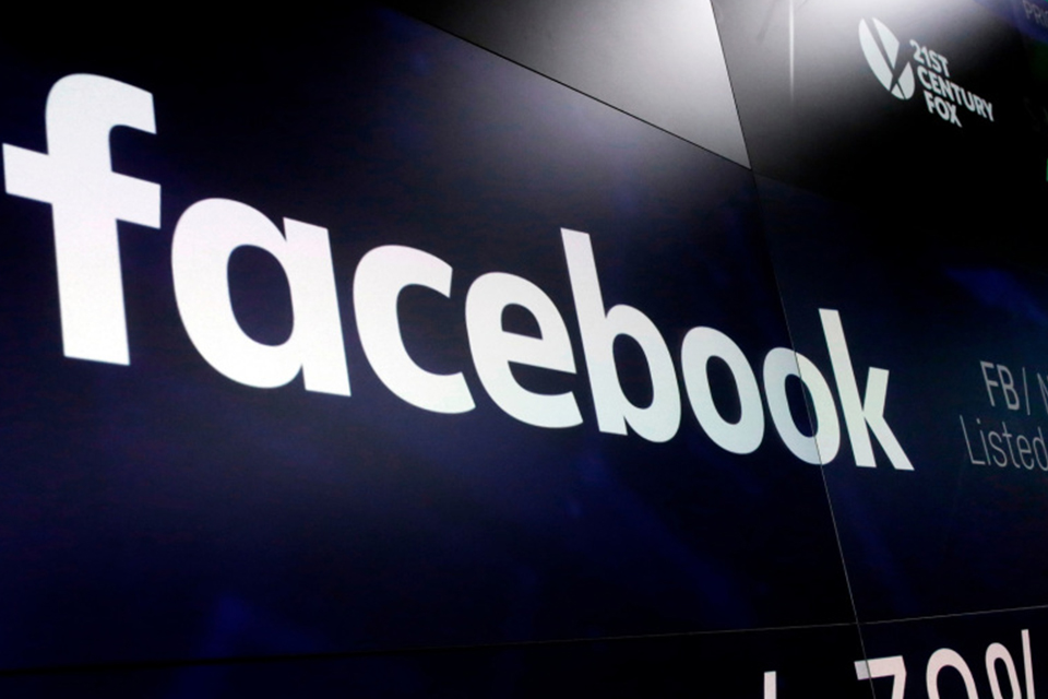 Facebook يطالب المستخدمين بتمكين الموقع على Android 10 و iOS 13