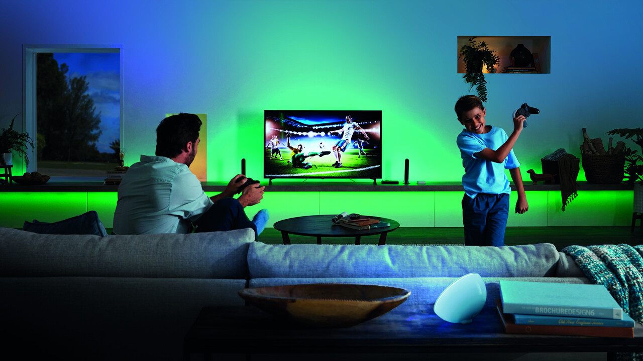 Philips Hue Play HDMI Sync Box: Ambilight über Hue-Lampen für das gesamte Wohnzimmer