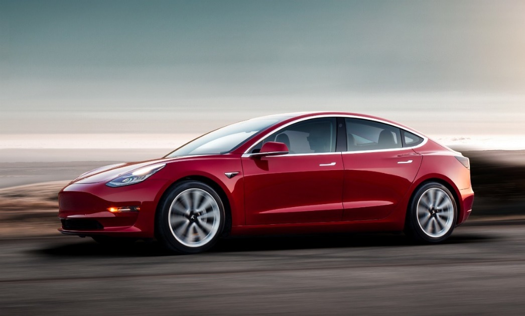Tesla Model 3 يتجنب دهس الشرطة التي مرت على ضوء أحمر (فيديو)