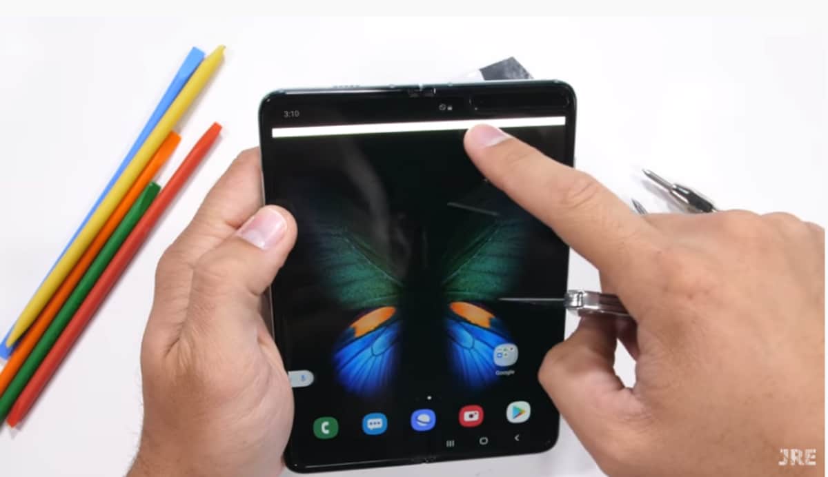 Samsung Galaxy Fold Fails Scratch, Sand Tests in New Video, Survives Bend and Flame Testing