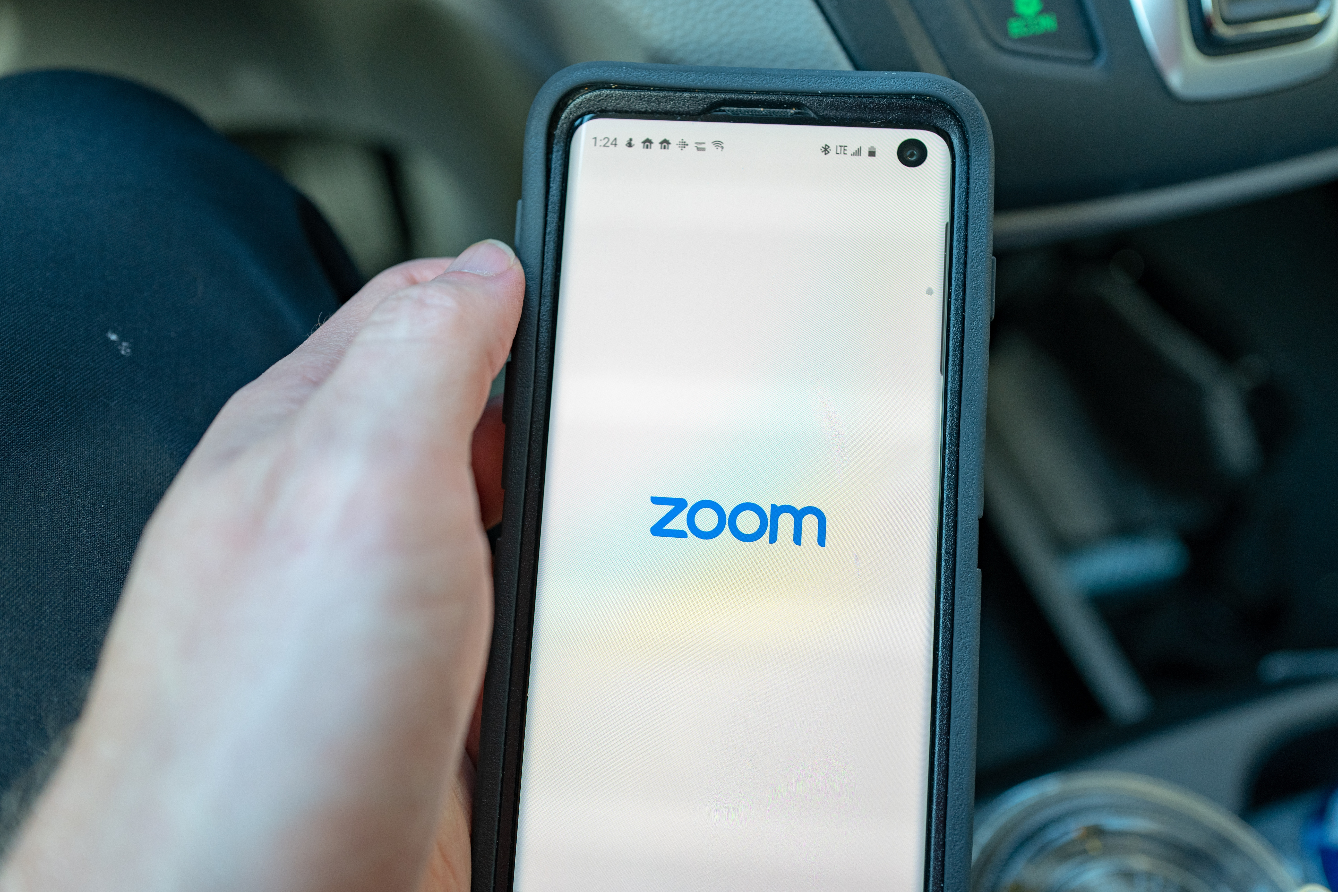   عادة ما يضطر الأشخاص إلى الدفع مقابل Zoom إذا كانوا يريدون استخدامه لإجراء مكالمة أطول من 40 دقيقة