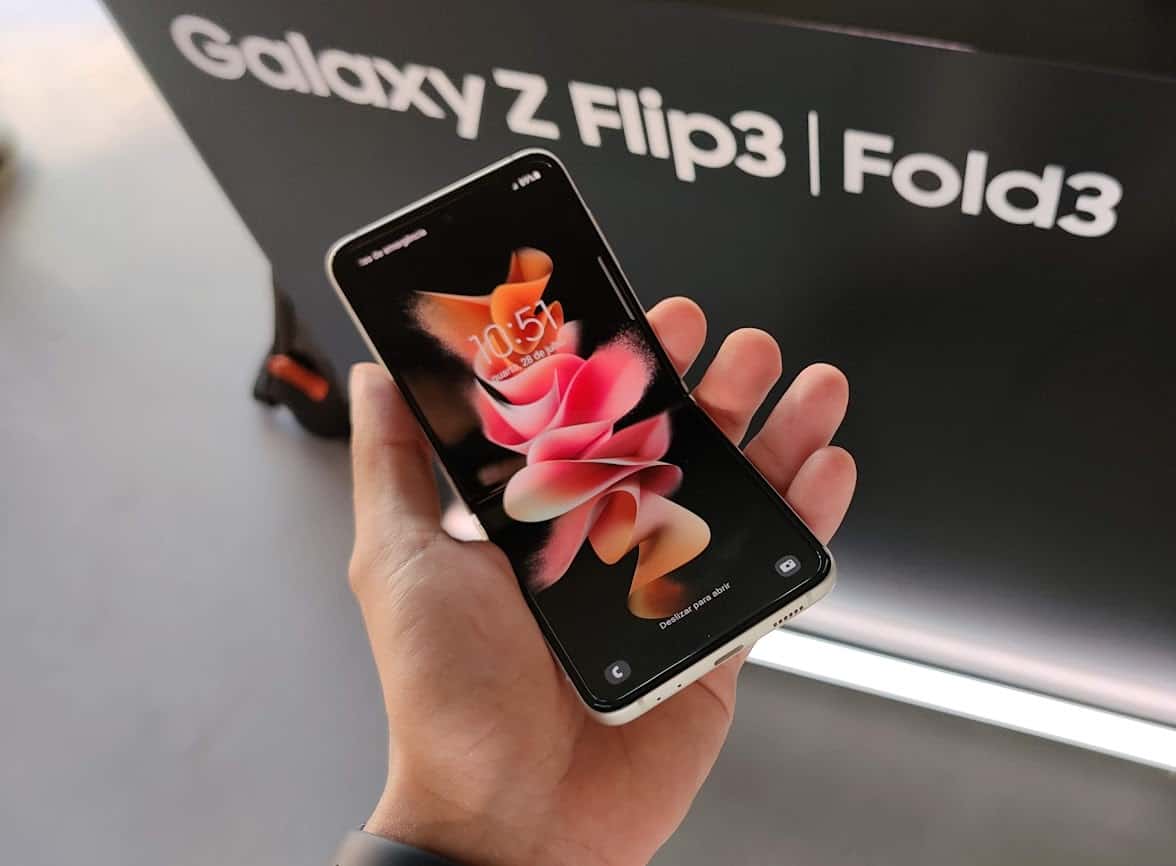 ض Fold 3 لديه كاميرا خفية ، لكن Z Flip 3 ليس كذلك.  لماذا ا؟