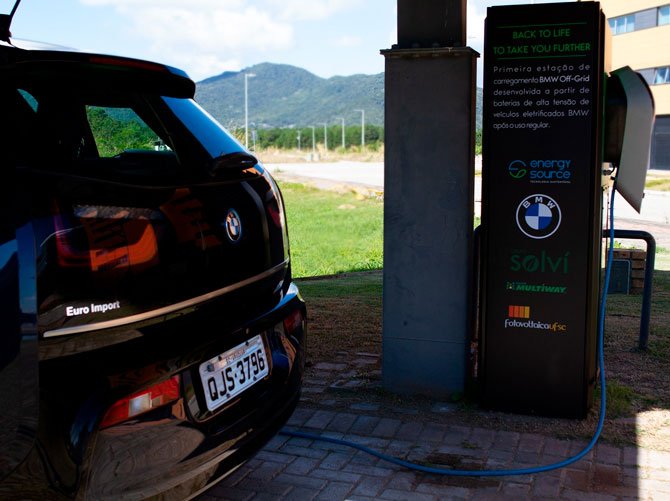 أعلنت مجموعة BMW في البرازيل عن شاحن كهربائي جديد يعمل بالطاقة الشمسية 3