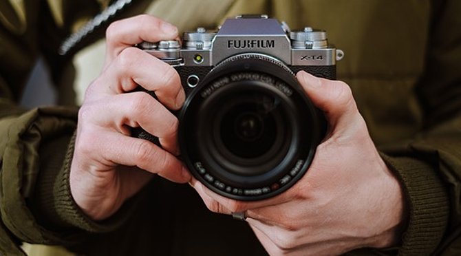 أعلنت شركة Fujifilm عن كاميرا X-T4 عديمة المرآة مع نظام تثبيت للجسم وشاشة LCD قابلة للطي 2