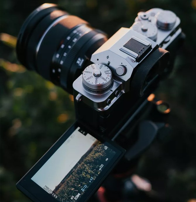 أعلنت شركة Fujifilm عن كاميرا X-T4 عديمة المرآة مع نظام تثبيت للجسم وشاشة LCD قابلة للطي 4