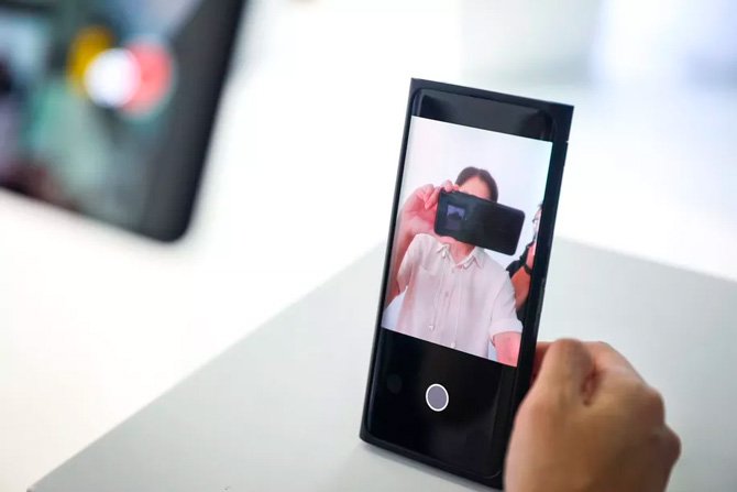 كشفت شركة Oppo النقاب عن أول هاتف ذكي مزود بكاميرا أمامية أسفل الشاشة في MWC19 Shanghai 2