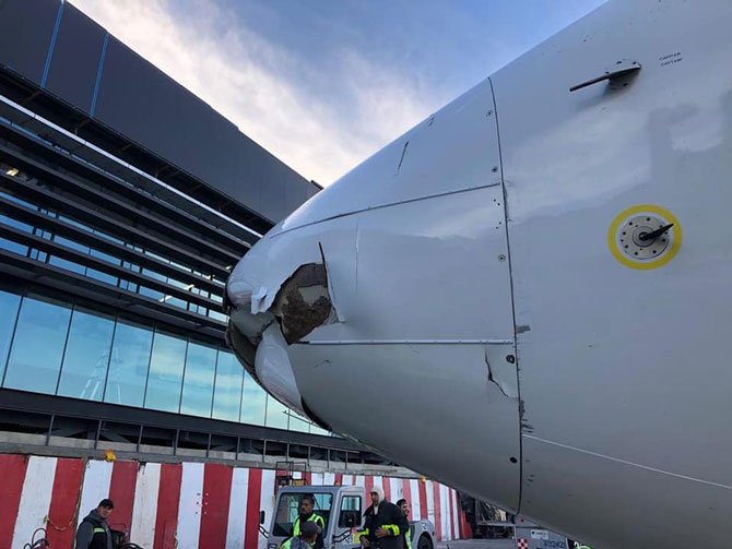 تعرضت طائرة بوينج 737 لأضرار أثناء الرحلة في ضربة محتملة بطائرة بدون طيار 2