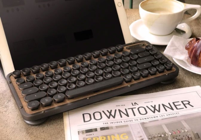 يبدأ AZIO بيع لوحة مفاتيح ريترو مع تشطيبات جلدية وخشبية 3