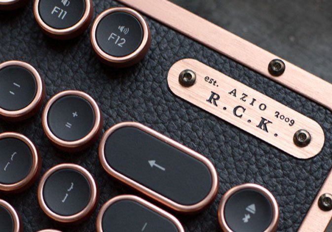 يبدأ AZIO بيع لوحة مفاتيح ريترو مع تشطيبات جلدية وخشبية 2