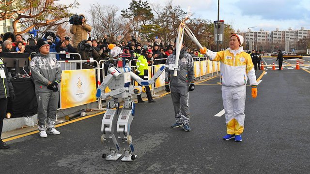 Robô carrega tocha olímpica das Olimpíadas de Inverno da Coreia do Sul