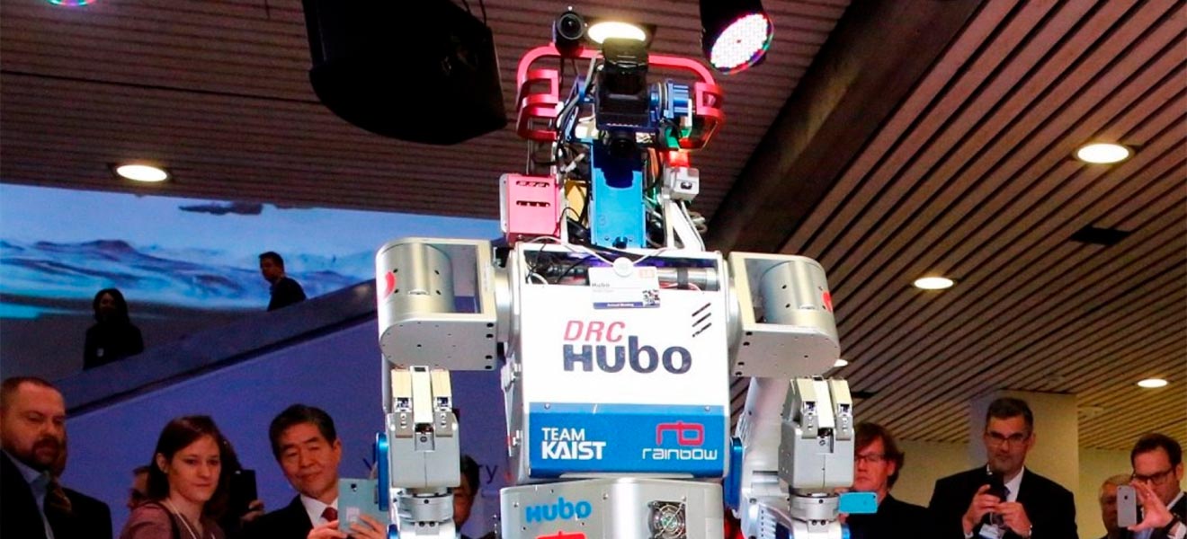 Robô carrega tocha olímpica das Olimpíadas de Inverno da Coreia do Sul