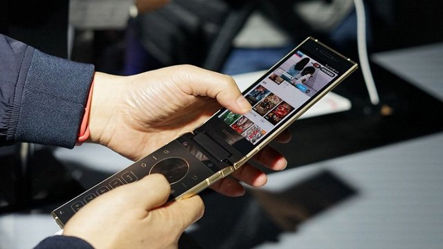 Samsung apresenta o W2018, smartphone com duas telas e hardware topo de linha