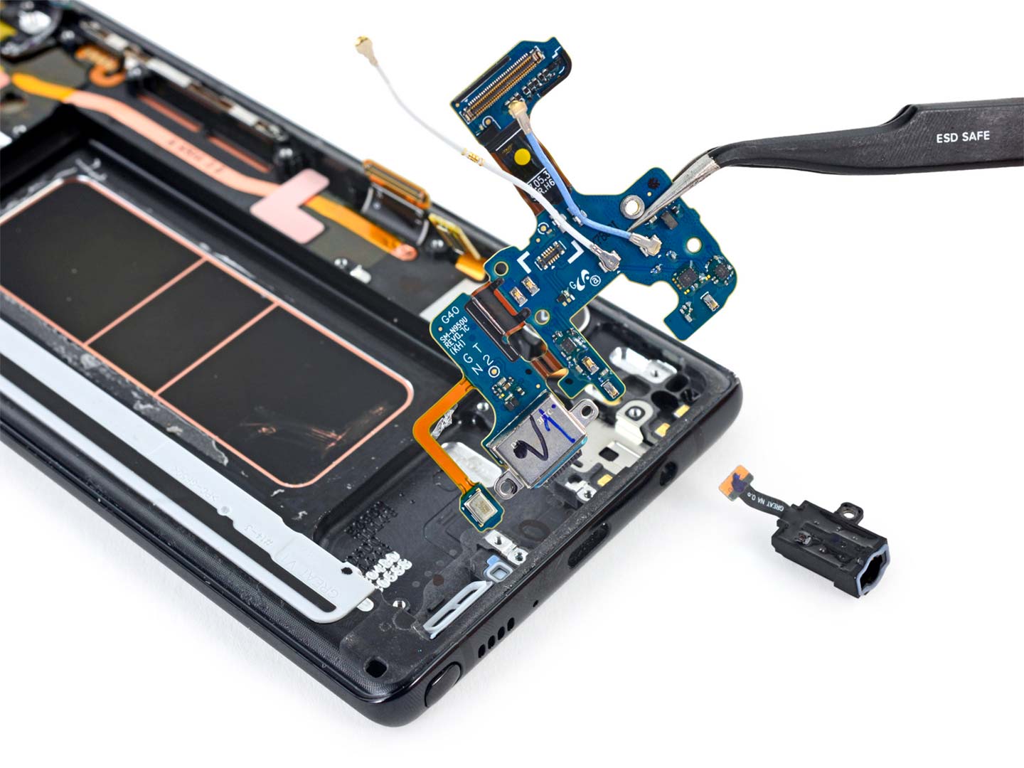 Galaxy Note 8 تم تفكيكها بالكامل وتحصل على 4 في "قابلية الإصلاح" 2