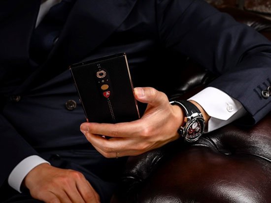 تقدم لامبورغيني هاتف Alpha-One ، وهو هاتف ذكي بقيمة 7.6 ألف ريال برازيلي مصنوع من الجلد الإيطالي المصنوع يدويًا 2