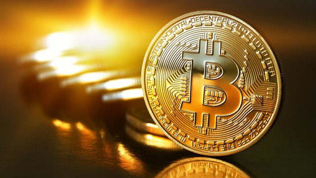 Bitcoin bate novo recorde e passa a valer mais de US$ 4 mil
