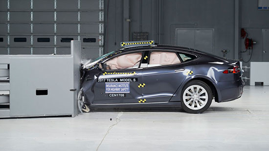 "السيارة الأكثر أمانًا في العالم" ، تم تصنيف Tesla Model S على أنها "مقبولة" في اختبار التصادم 2
