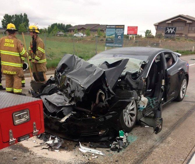 اعترف سائق في حادث مع Tesla Model S أنه كان يستخدم هاتفًا خلويًا 2