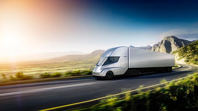 Tesla apresenta caminhão elétrico Semi com 800 km de autonomia; será lançado em 2019