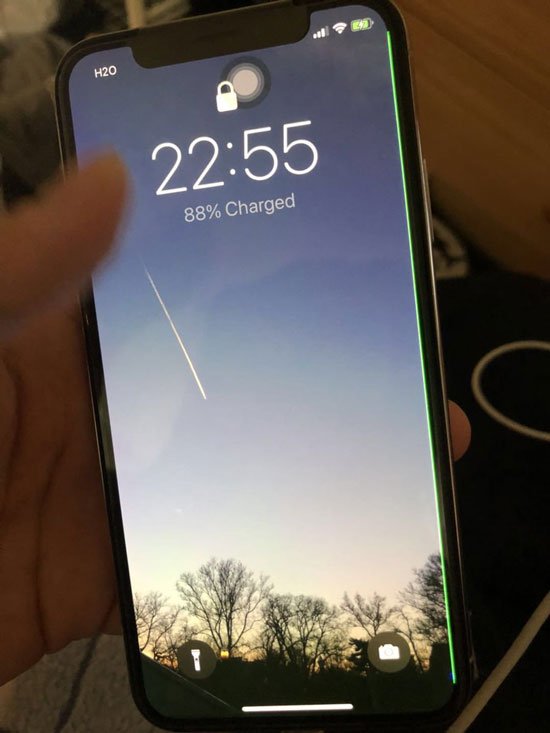 يتسبب الخطأ في ظهور الخط الأخضر على شاشة بعض وحدات iPhone X. 2