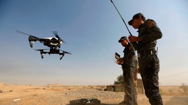 Imagens mostram como o ISIS transforma drones comerciais em armas para bombardeio